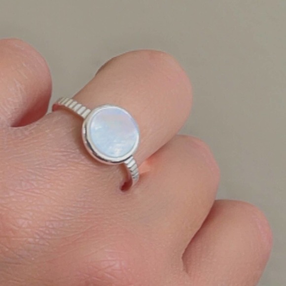 Mother of Pearl Sterling Silver Ring - Picture 7 of 10
